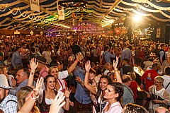 Countdown zum Frankfurter Oktoberfest 2022: Zeltaufbau läuft, Eintrittskarten werden knapp