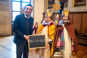 Lord Mayor Josef receives carol singers in the Kaisersaal