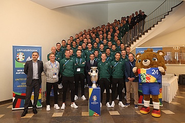Oberbürgermeister Josef begrüßt UEFA-Schiedsrichter im Rathaus Römer