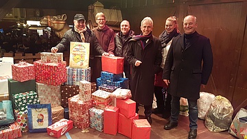 Showmen collect packages for the homeless