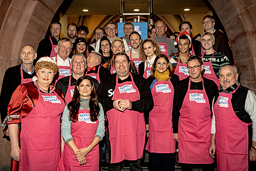 Frankfurter Weihnachtszauber: Bernd Reisig und Prominente bewirten Obdachlose
