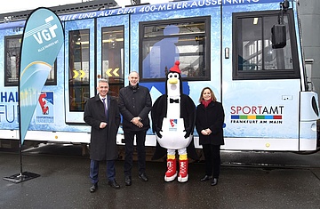 U-Bahn mit Eissporthallen-Motiven rollt durch Frankfurt