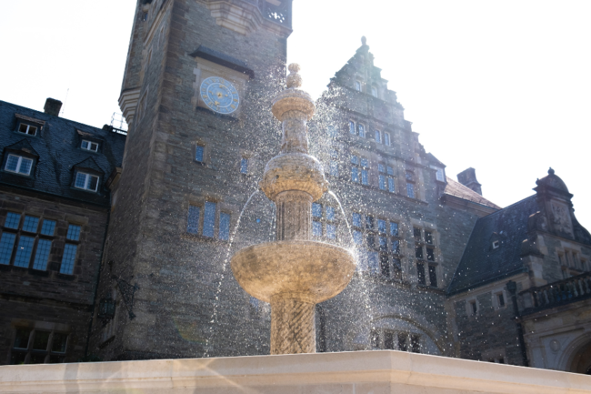 Historischer Zierbrunnen des Schlosshotels Kronberg erstrahlt nach Sanierung in neuem Glanz