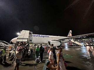 Unwetter führt zu Flugchaos am Frankfurter Flughafen – Passagiere durften Flieger nicht verlassen.