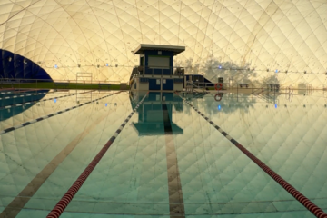 Frankfurt startet Traglufthallensaison: Schwimmer trotzen Herbst und Winter im Freibad Hausen