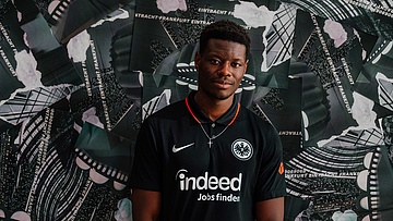 Eintracht Frankfurt stellt das neue Heimtrikot vor