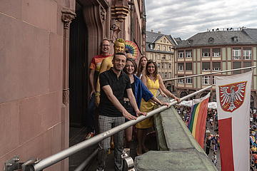Frankfurt feiert Vielfalt und Toleranz - Zentrale Demo des Christopher Street Days zieht unter dem Motto 'Here &amp; Queer' durch die Stadt