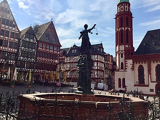 Justitia is back - fountain season starts on Römerberg