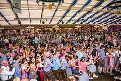 Countdown zum Frankfurter Oktoberfest 2022: Zeltaufbau läuft, Eintrittskarten werden knapp