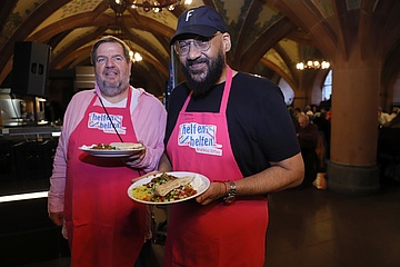 Moses Pelham und Bernd Reisig Stiftung: Veganes Essen für 500 Obdachlose im Frankfurter Römer