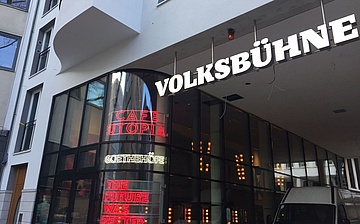 Erlebt die Eröffnungspremiere der Volksbühne im Livestream