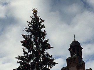 Frankfurt's Christmas tree has a star