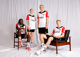 Eintracht Frankfurt stellt das neue Nike-Heimtrikot für die Saison 2024/25 vor